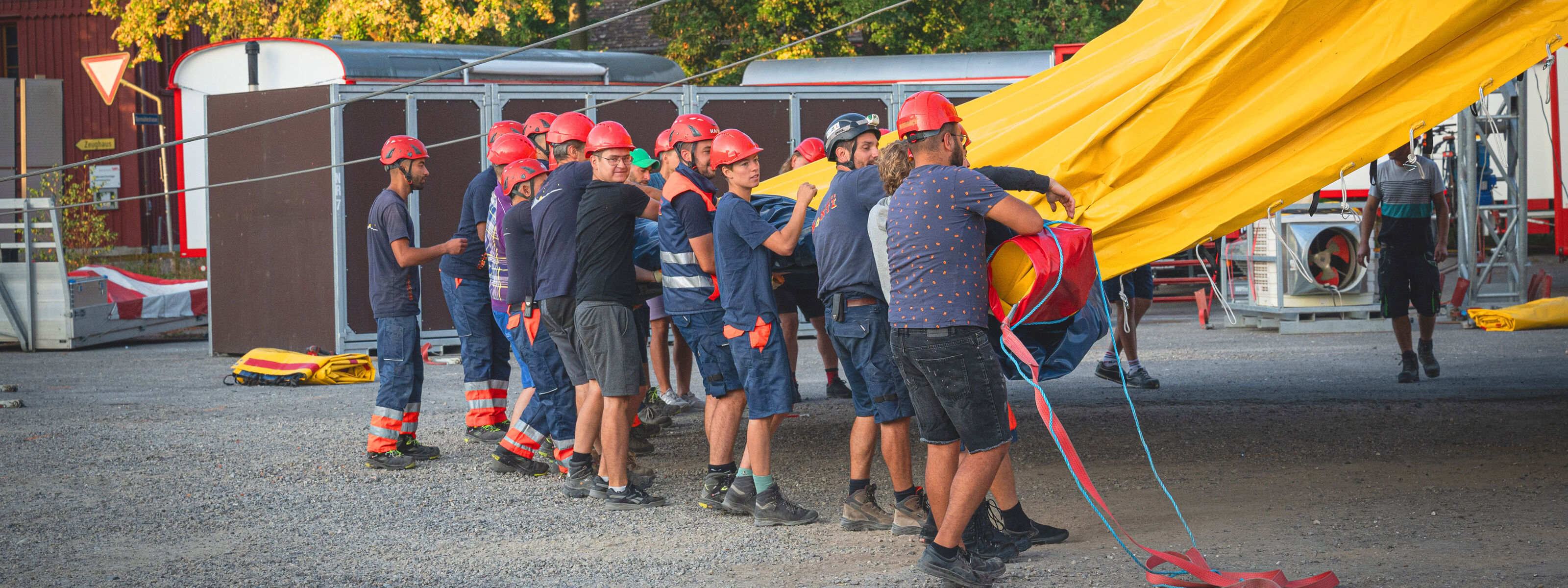 Teamwork im Circus Monti - auch beim Aufbau!